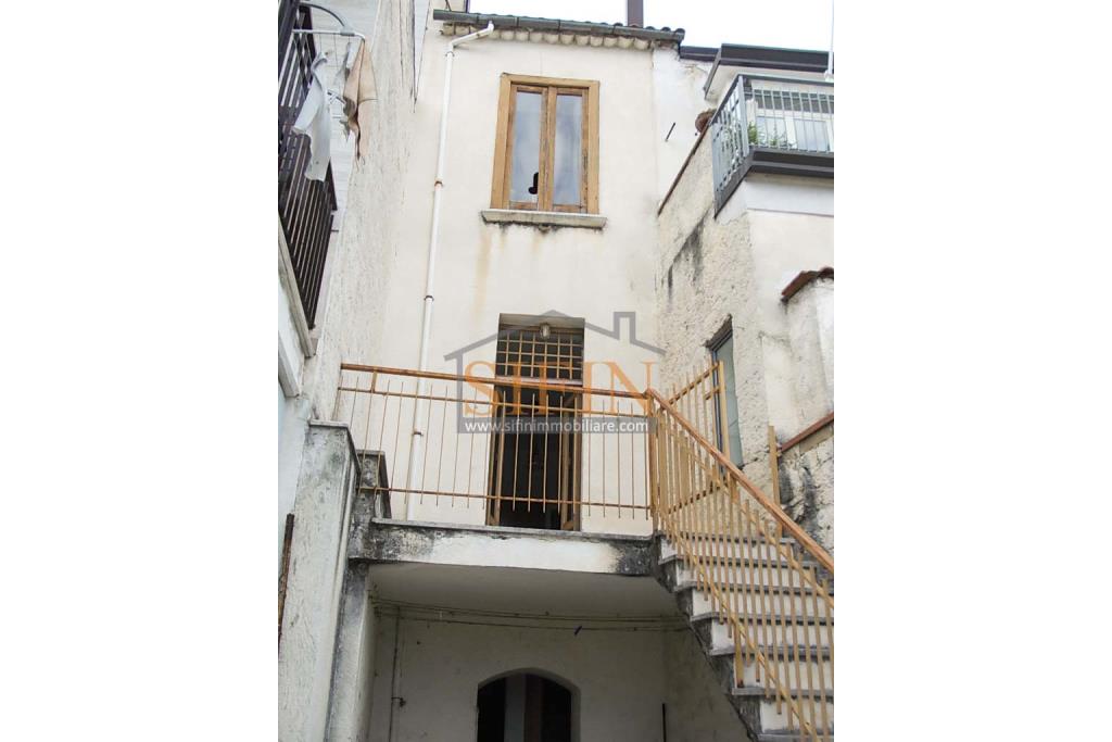 Casa singola  - Mirabella Eclano, sulla centralissima Via Roma, proponiamo in vendita terratetto su 4 livelli per un totale complessivo di mq. 130,00