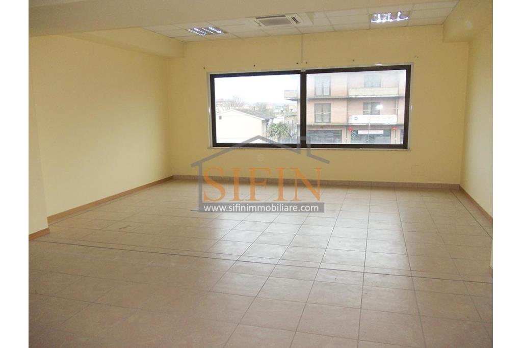 villa con locale commerciale - Grottaminarda via Fontanelle (S.S.91) proponiamo in vendita fabbricato di complessivi mq. 600,00 fornito di ascensore, che collega il piano terra con il piano primo, oltre a mq. 450,00 ca. di piazzale asfaltato