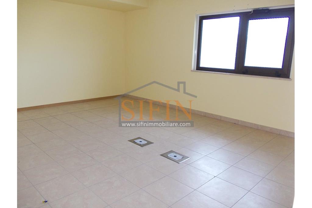 villa con locale commerciale - Grottaminarda via Fontanelle (S.S.91) proponiamo in vendita fabbricato di complessivi mq. 600,00 fornito di ascensore, che collega il piano terra con il piano primo, oltre a mq. 450,00 ca. di piazzale asfaltato
