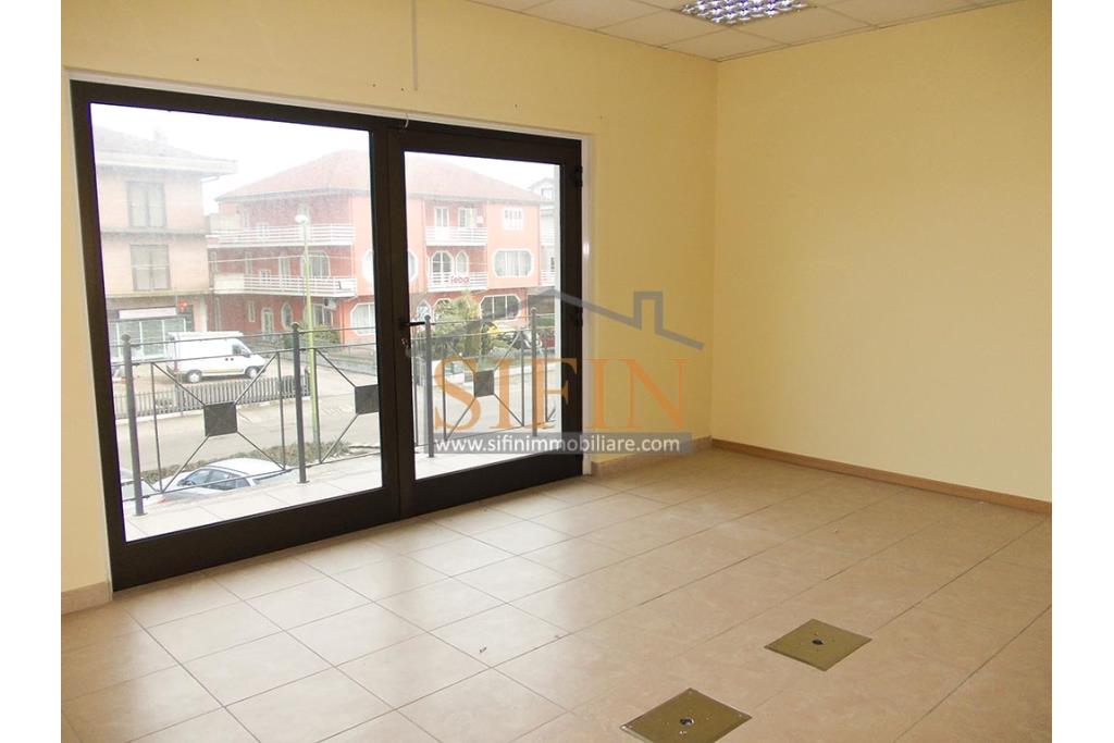 villa con locale commerciale - Grottaminarda via Fontanelle (S.S.91) proponiamo in vendita fabbricato di complessivi mq. 600,00 fornito di ascensore, che collega il piano terra con il piano primo, oltre a mq. 450,00 ca. di piazzale asfaltato