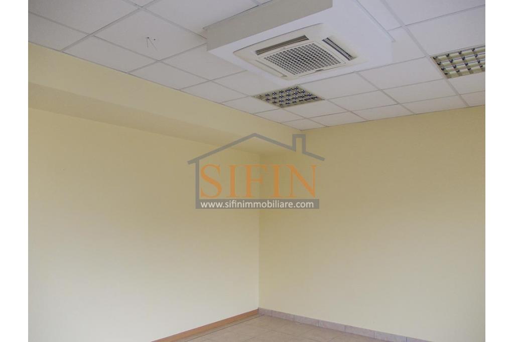 villa con locale commerciale - Grottaminarda via Fontanelle (S.S.91) proponiamo in vendita fabbricato di complessivi mq. 600,00 fornito di ascensore, che collega il piano terra con il piano primo, oltre a mq. 450,00 ca. di piazzale asfaltato