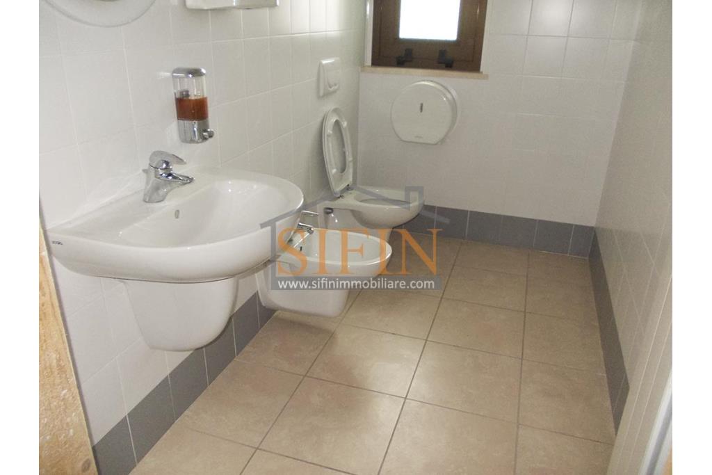 villa con locale commerciale - Grottaminarda via Fontanelle (S.S.91) proponiamo in vendita fabbricato di complessivi mq. 600,00 fornito di ascensore, che collega il piano terra con il piano primo, oltre a mq. 450,00 ca. di piazzale asfaltato
