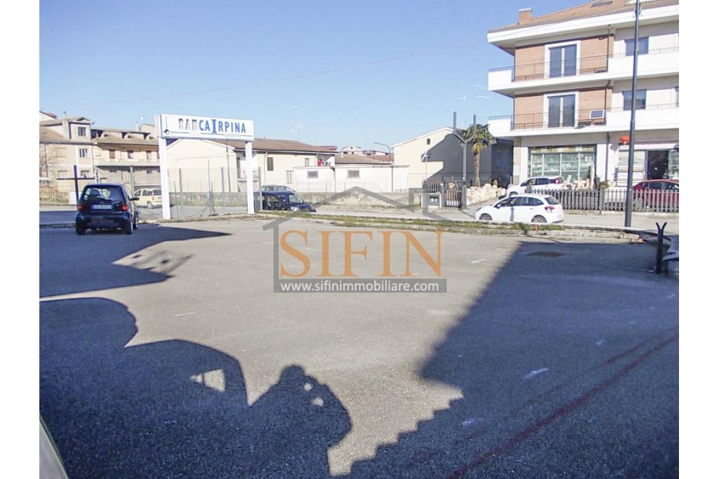 villa con locale commerciale - Grottaminarda via Fontanelle (S.S.91) proponiamo in vendita fabbricato di complessivi mq. 600,00 fornito di ascensore, che collega il piano terra con il piano primo, oltre a mq. 450,00 ca. di piazzale asfaltato
