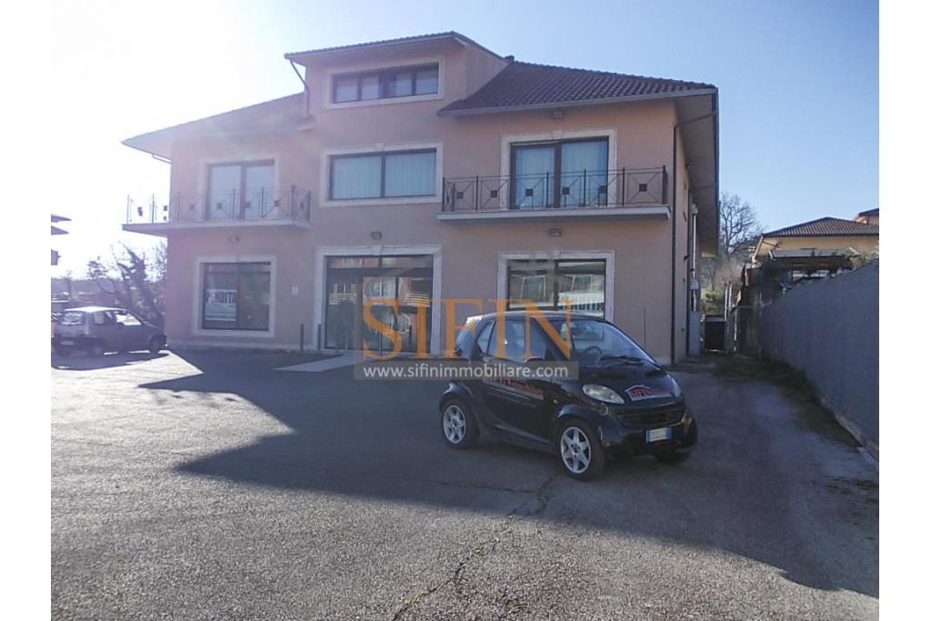 villa con locale commerciale - Grottaminarda via Fontanelle (S.S.91) proponiamo in vendita fabbricato di complessivi mq. 600,00 fornito di ascensore, che collega il piano terra con il piano primo, oltre a mq. 450,00 ca. di piazzale asfaltato