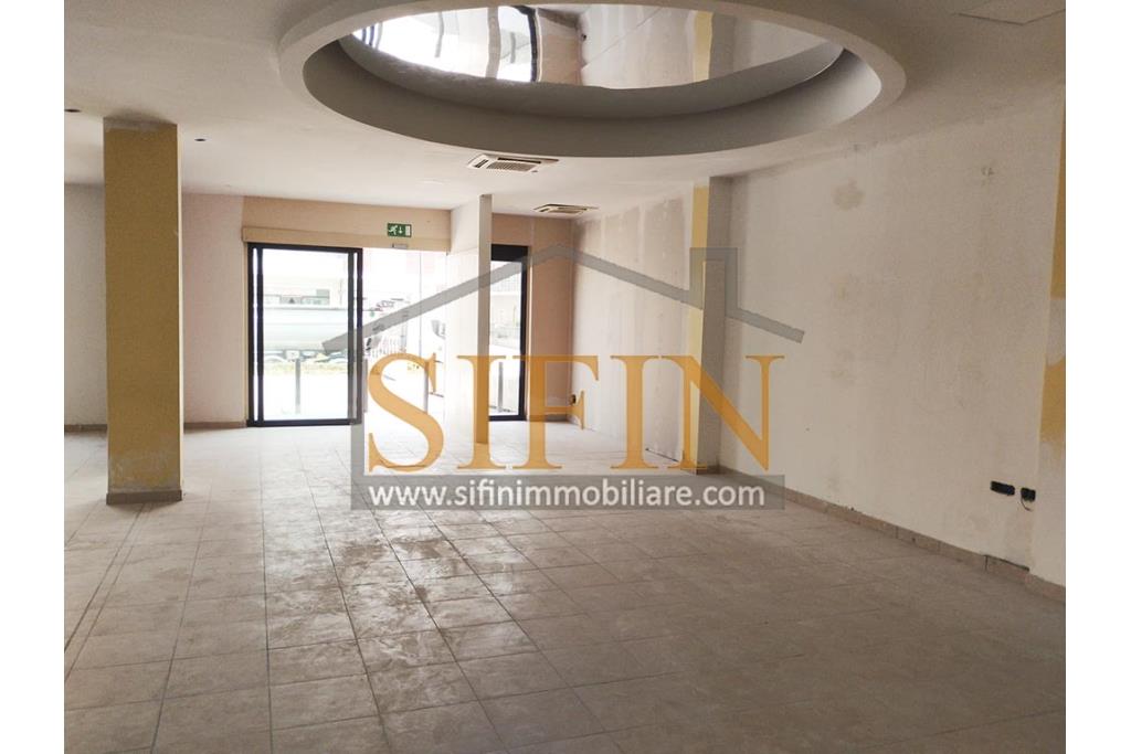 villa con locale commerciale - Grottaminarda via Fontanelle (S.S.91) proponiamo in vendita fabbricato di complessivi mq. 600,00 fornito di ascensore, che collega il piano terra con il piano primo, oltre a mq. 450,00 ca. di piazzale asfaltato