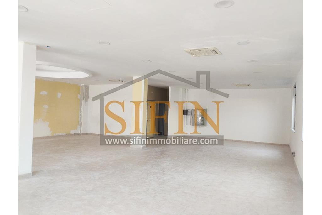 villa con locale commerciale - Grottaminarda via Fontanelle (S.S.91) proponiamo in vendita fabbricato di complessivi mq. 600,00 fornito di ascensore, che collega il piano terra con il piano primo, oltre a mq. 450,00 ca. di piazzale asfaltato