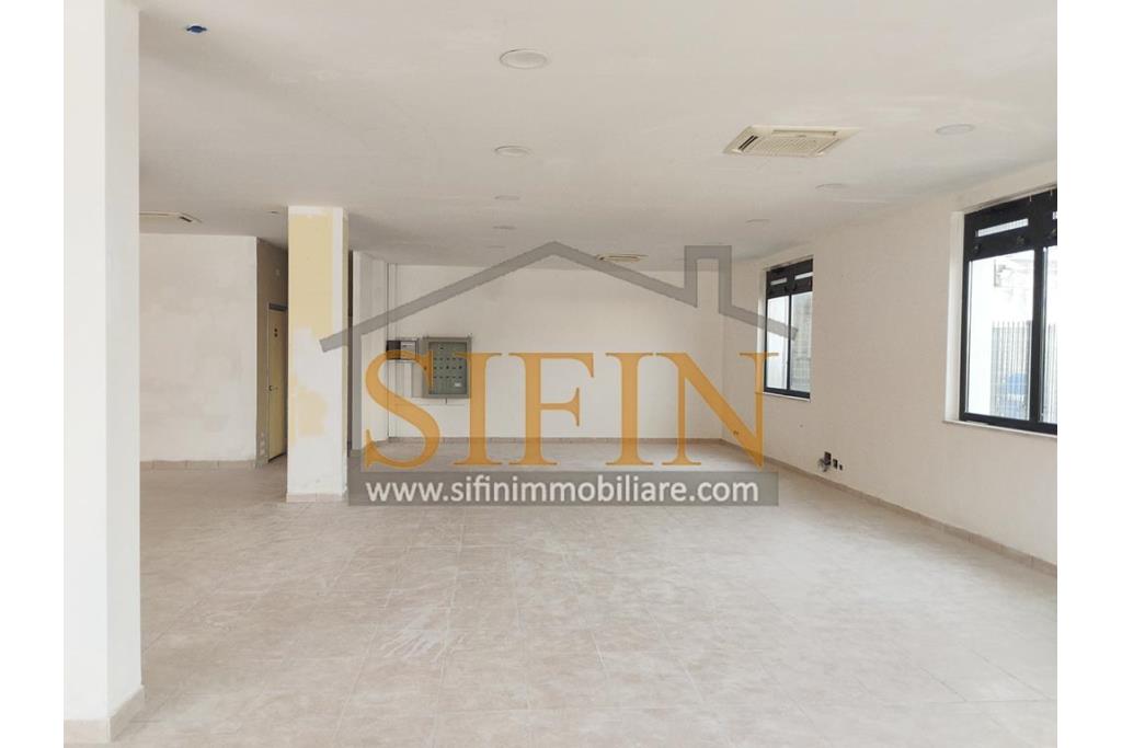villa con locale commerciale - Grottaminarda via Fontanelle (S.S.91) proponiamo in vendita fabbricato di complessivi mq. 600,00 fornito di ascensore, che collega il piano terra con il piano primo, oltre a mq. 450,00 ca. di piazzale asfaltato