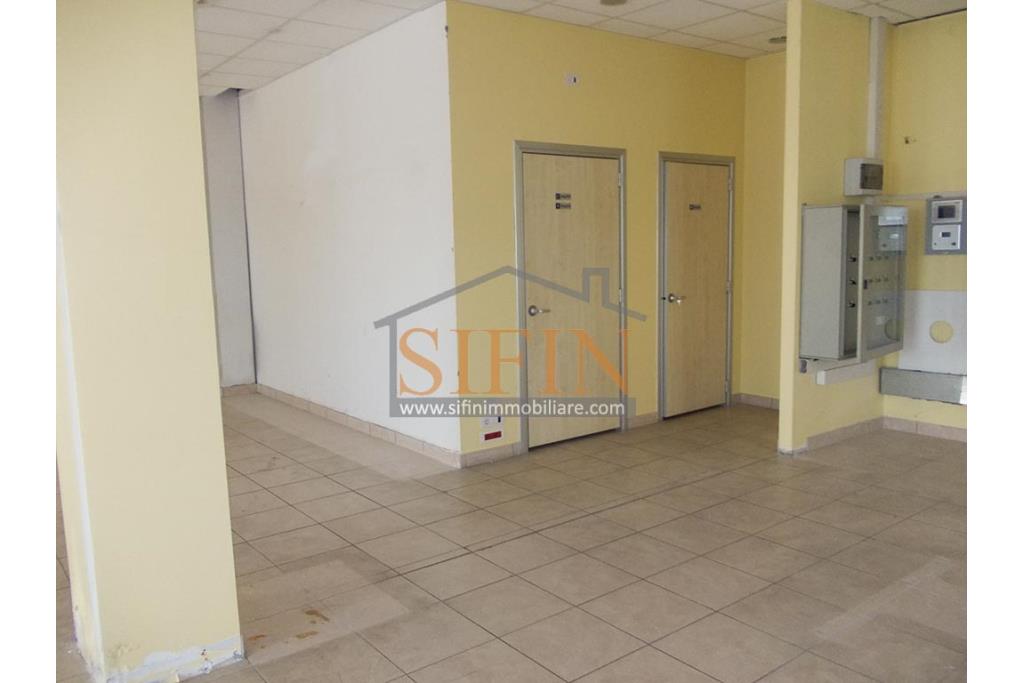 villa con locale commerciale - Grottaminarda via Fontanelle (S.S.91) proponiamo in vendita fabbricato di complessivi mq. 600,00 fornito di ascensore, che collega il piano terra con il piano primo, oltre a mq. 450,00 ca. di piazzale asfaltato