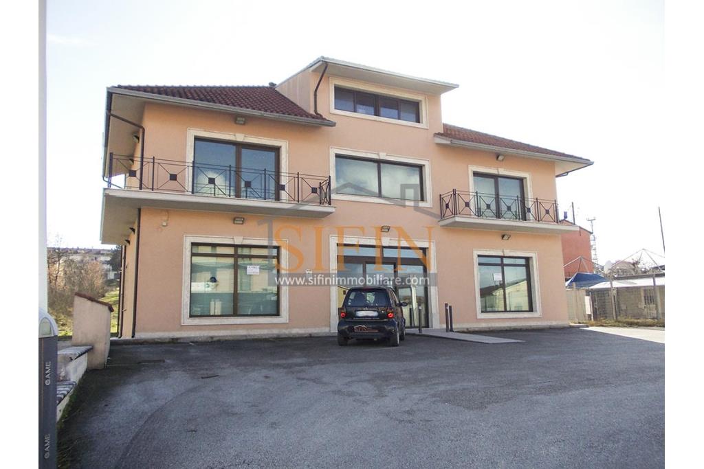 villa con locale commerciale - Grottaminarda via Fontanelle (S.S.91) proponiamo in vendita fabbricato di complessivi mq. 600,00 fornito di ascensore, che collega il piano terra con il piano primo, oltre a mq. 450,00 ca. di piazzale asfaltato