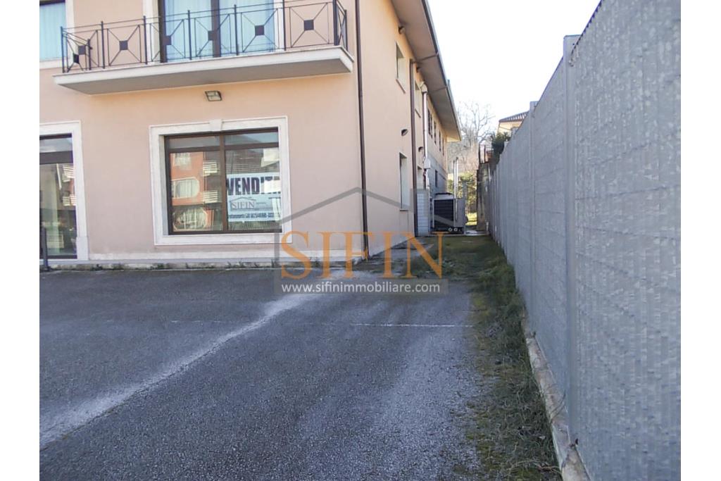villa con locale commerciale - Grottaminarda via Fontanelle (S.S.91) proponiamo in vendita fabbricato di complessivi mq. 600,00 fornito di ascensore, che collega il piano terra con il piano primo, oltre a mq. 450,00 ca. di piazzale asfaltato