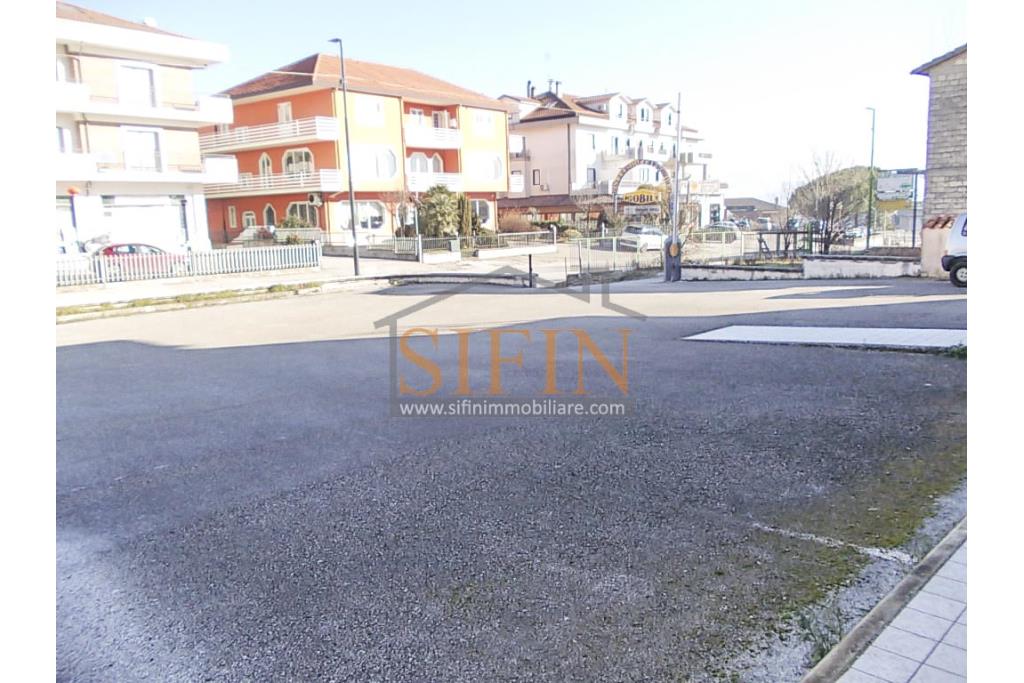 villa con locale commerciale - Grottaminarda via Fontanelle (S.S.91) proponiamo in vendita fabbricato di complessivi mq. 600,00 fornito di ascensore, che collega il piano terra con il piano primo, oltre a mq. 450,00 ca. di piazzale asfaltato