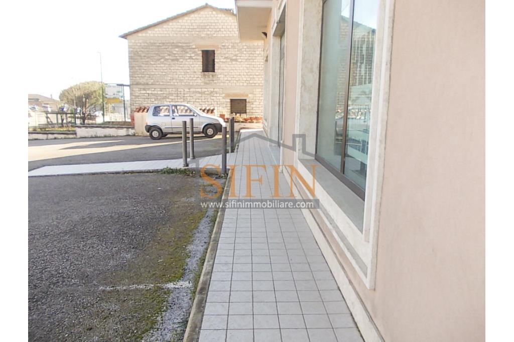 villa con locale commerciale - Grottaminarda via Fontanelle (S.S.91) proponiamo in vendita fabbricato di complessivi mq. 600,00 fornito di ascensore, che collega il piano terra con il piano primo, oltre a mq. 450,00 ca. di piazzale asfaltato