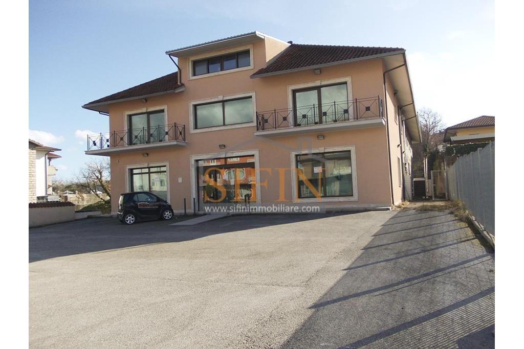 villa con locale commerciale - Grottaminarda via Fontanelle (S.S.91) proponiamo in vendita fabbricato di complessivi mq. 600,00 fornito di ascensore, che collega il piano terra con il piano primo, oltre a mq. 450,00 ca. di piazzale asfaltato