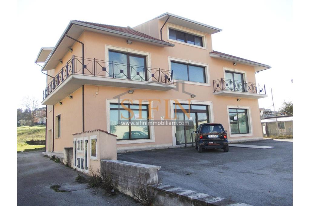 villa con locale commerciale - Grottaminarda via Fontanelle (S.S.91) proponiamo in vendita fabbricato di complessivi mq. 600,00 fornito di ascensore, che collega il piano terra con il piano primo, oltre a mq. 450,00 ca. di piazzale asfaltato