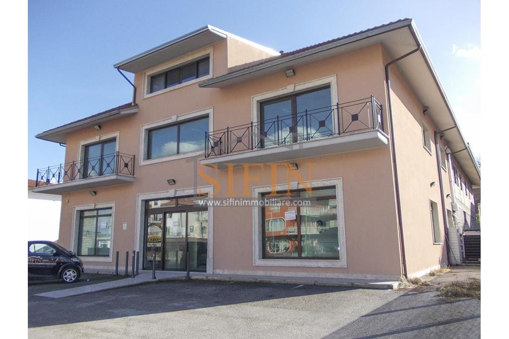 villa con locale commerciale - Grottaminarda via Fontanelle (S.S.91) proponiamo in vendita fabbricato di complessivi mq. 600,00 fornito di ascensore, che collega il piano terra con il piano primo, oltre a mq. 450,00 ca. di piazzale asfaltato