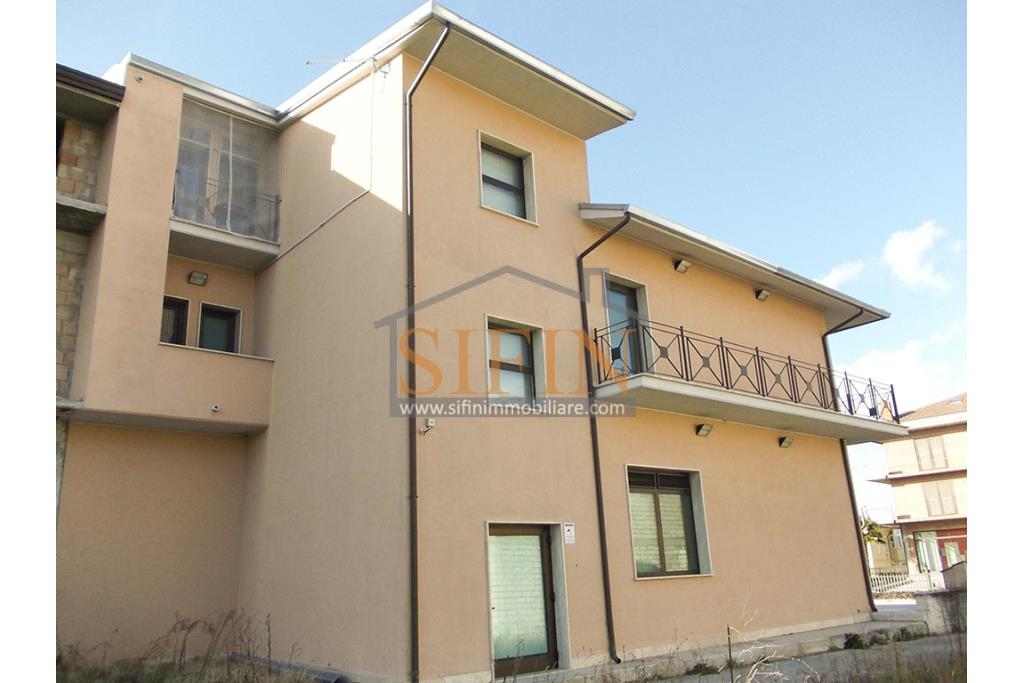villa con locale commerciale - Grottaminarda via Fontanelle (S.S.91) proponiamo in vendita fabbricato di complessivi mq. 600,00 fornito di ascensore, che collega il piano terra con il piano primo, oltre a mq. 450,00 ca. di piazzale asfaltato