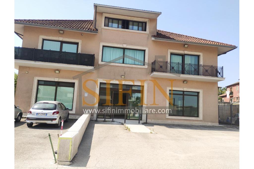 villa con locale commerciale - Grottaminarda via Fontanelle (S.S.91) proponiamo in vendita fabbricato di complessivi mq. 600,00 fornito di ascensore, che collega il piano terra con il piano primo, oltre a mq. 450,00 ca. di piazzale asfaltato