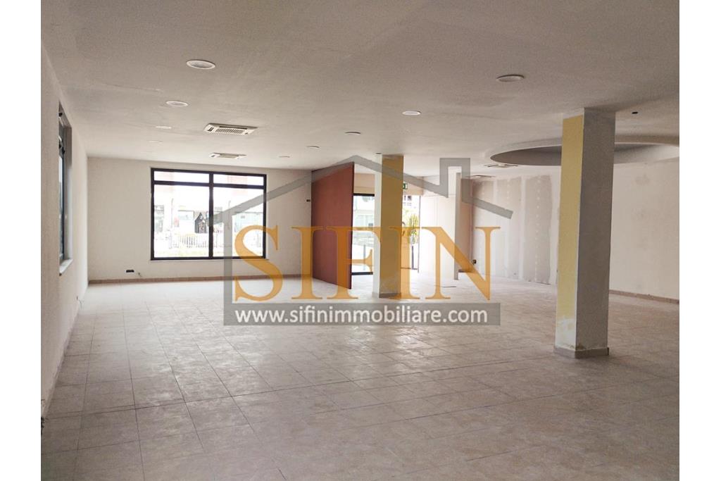 villa con locale commerciale - Grottaminarda via Fontanelle (S.S.91) proponiamo in vendita fabbricato di complessivi mq. 600,00 fornito di ascensore, che collega il piano terra con il piano primo, oltre a mq. 450,00 ca. di piazzale asfaltato