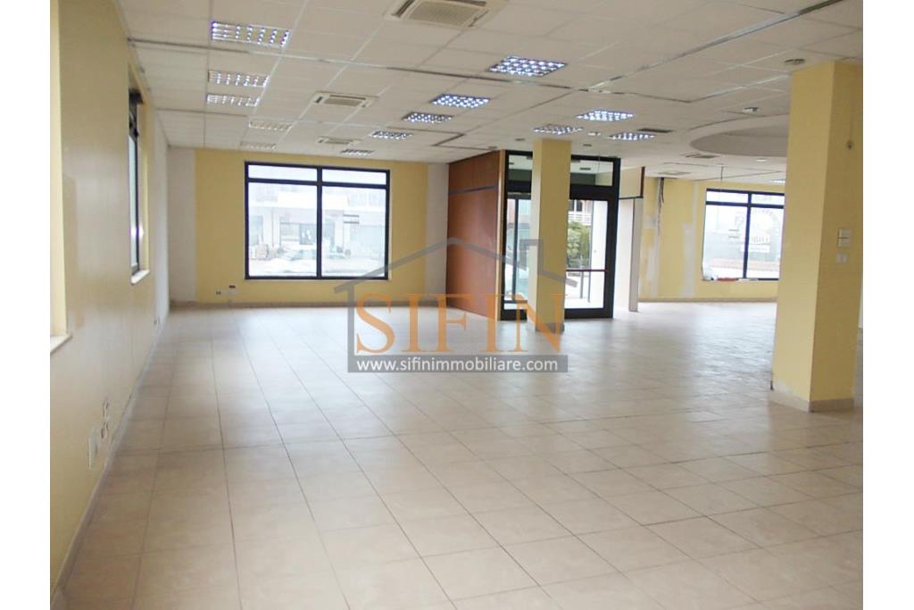 Locale Commerciale - Grottaminarda, su strada ad alto flusso veicolare, via Fontanelle, proponiamo in vendita locale commerciale (ex sede banca) di mq. 160,00 ca. con mq. 300,00 di piazzale pavimentato ad uso esclusivo
