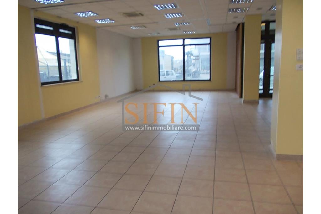 Locale Commerciale - Grottaminarda, su strada ad alto flusso veicolare, via Fontanelle, proponiamo in vendita locale commerciale (ex sede banca) di mq. 160,00 ca. con mq. 300,00 di piazzale pavimentato ad uso esclusivo
