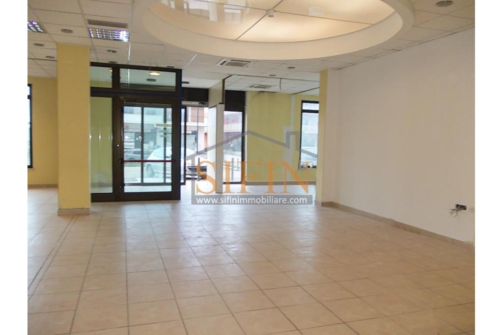 Locale Commerciale - Grottaminarda, su strada ad alto flusso veicolare, via Fontanelle, proponiamo in vendita locale commerciale (ex sede banca) di mq. 160,00 ca. con mq. 300,00 di piazzale pavimentato ad uso esclusivo