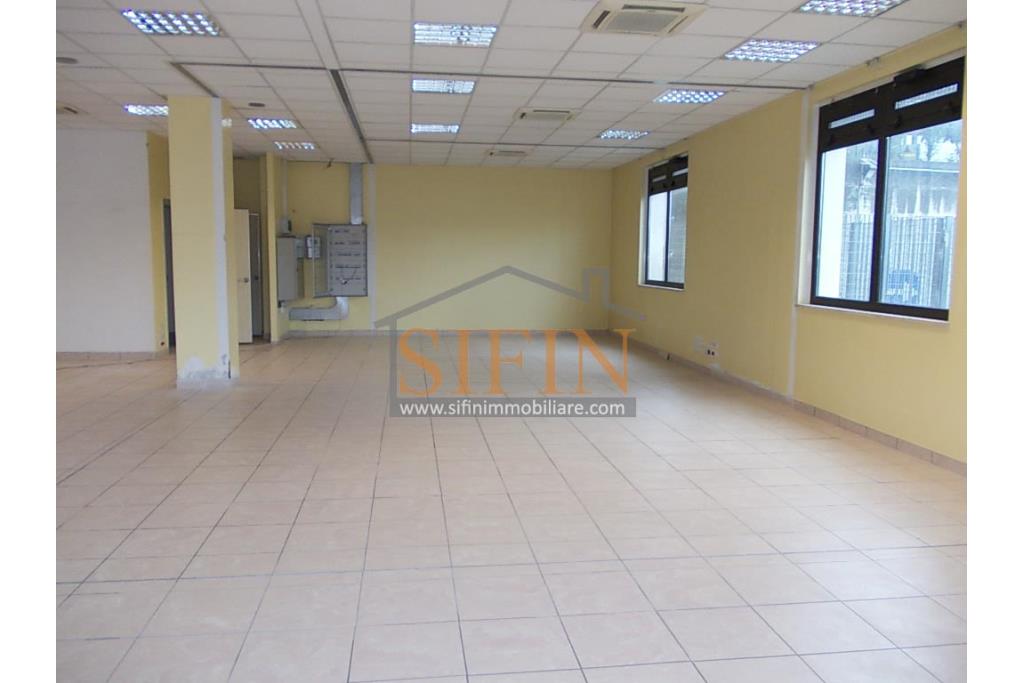 Locale Commerciale - Grottaminarda, su strada ad alto flusso veicolare, via Fontanelle, proponiamo in vendita locale commerciale (ex sede banca) di mq. 160,00 ca. con mq. 300,00 di piazzale pavimentato ad uso esclusivo