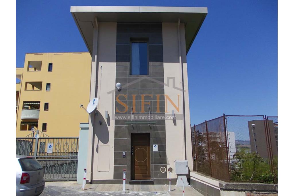 Bilocale indipendente  - Benevento, via San Pasquale, a soli 100 metri dall'Arco di Traiano, proponiamo in locazione grazioso e particolare bilocale autonomo