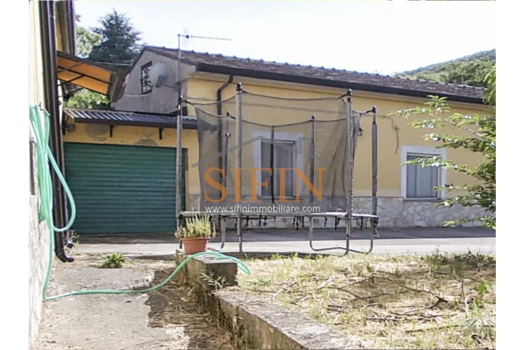 Casa con giardino - Trevico (AV), alla via San Vito, in prossimit della chiesetta dell'omonimo Santo, proponiamo in vendita casa indipendente di complessivi mq. 113,00 oltre corte condominiale di mq. 300,00