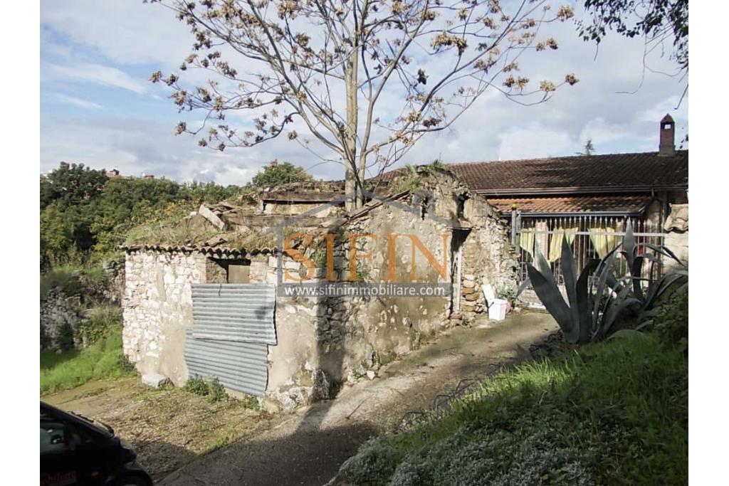 Rudere - Grottaminarda, in zona centrale, via Cavatine, al centro di un contesto residenziale, proponiamo in vendita un rudere di complessivi mq. 55,00.