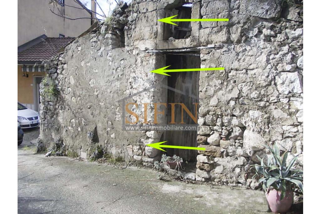 Rudere - Grottaminarda, in zona centrale, via Cavatine, al centro di un contesto residenziale, proponiamo in vendita un rudere di complessivi mq. 55,00.