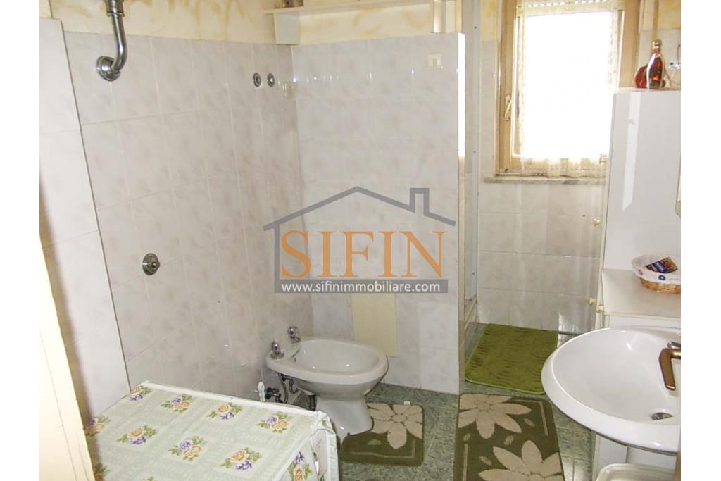 Appartamento con box - Sturno (AV) nell'immediata periferia, via Cristoforo Colombo, a soli 500 metri da piazza Municipio, proponiamo in vendita comodo e luminoso appartamento di mq. 115,00