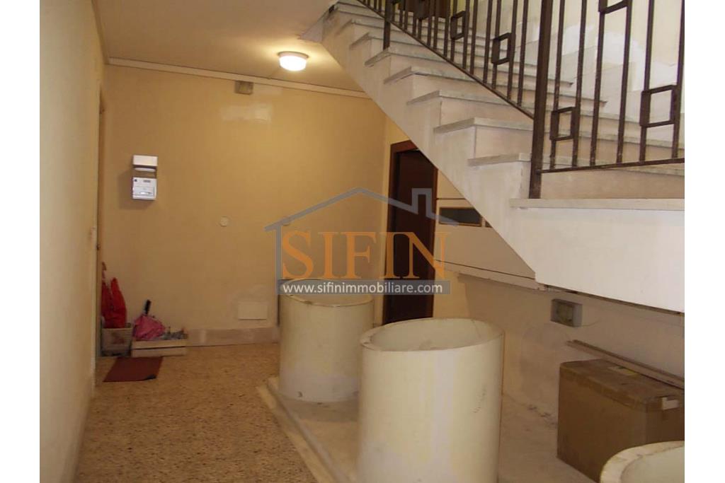 Appartamento con box - Sturno (AV) nell'immediata periferia, via Cristoforo Colombo, a soli 500 metri da piazza Municipio, proponiamo in vendita comodo e luminoso appartamento di mq. 115,00