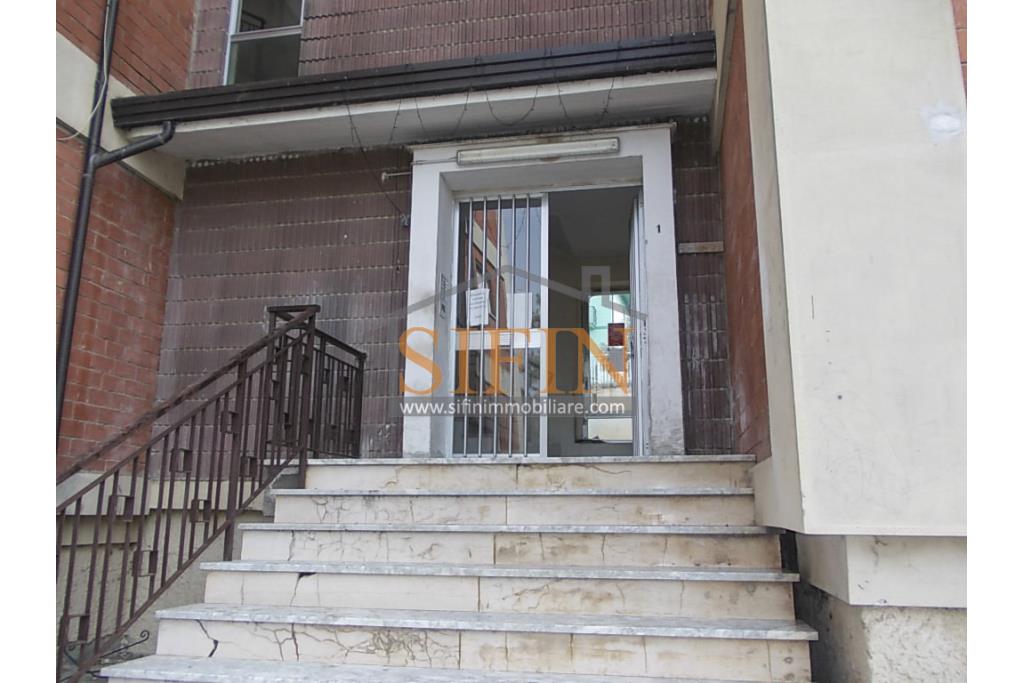 Appartamento con box - Sturno (AV) nell'immediata periferia, via Cristoforo Colombo, a soli 500 metri da piazza Municipio, proponiamo in vendita comodo e luminoso appartamento di mq. 115,00