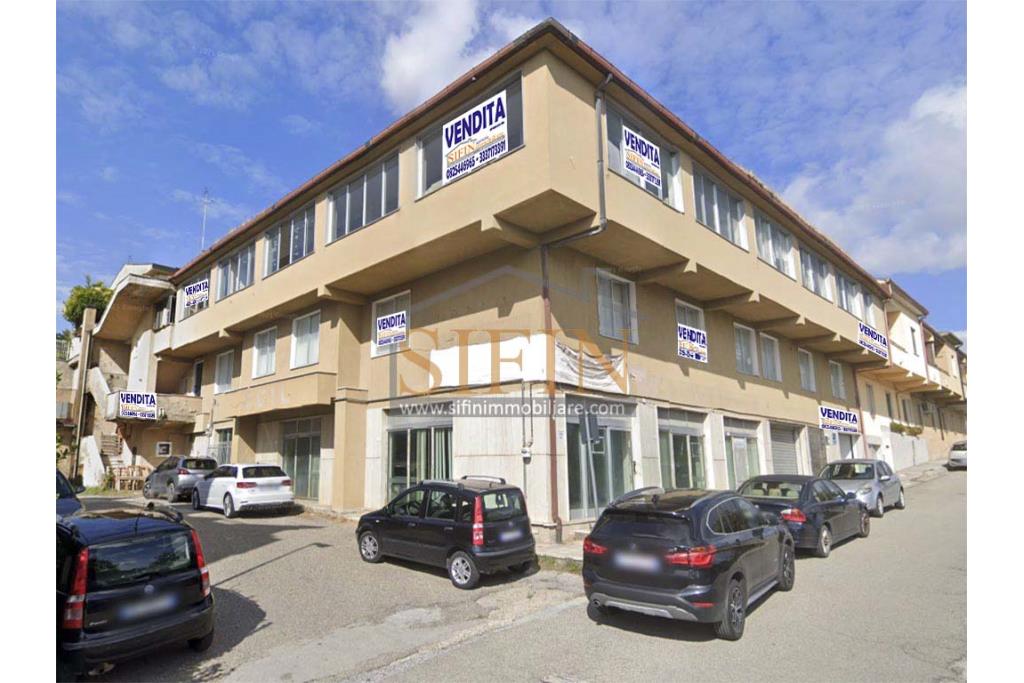 fabbricato 1.700 mq - Grottaminarda, via M. Buonarroti, in adiacenza della Banca Popolare di Bari e a soli 300 metri dal Corso Vittorio Veneto, proponiamo in vendita Palazzina commerciale da Ristrutturare di complessivi mq. 1.700,00 ca. disposta su tre livelli