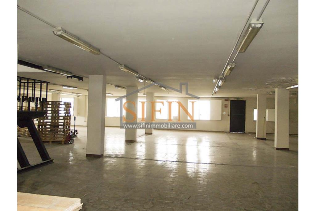 fabbricato 1.700 mq - Grottaminarda, via M. Buonarroti, in adiacenza della Banca Popolare di Bari e a soli 300 metri dal Corso Vittorio Veneto, proponiamo in vendita Palazzina commerciale da Ristrutturare di complessivi mq. 1.700,00 ca. disposta su tre livelli