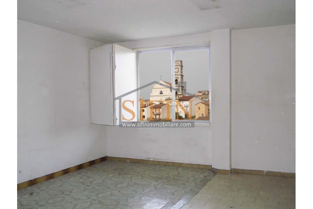 fabbricato 1.700 mq - Grottaminarda, via M. Buonarroti, in adiacenza della Banca Popolare di Bari e a soli 300 metri dal Corso Vittorio Veneto, proponiamo in vendita Palazzina commerciale da Ristrutturare di complessivi mq. 1.700,00 ca. disposta su tre livelli