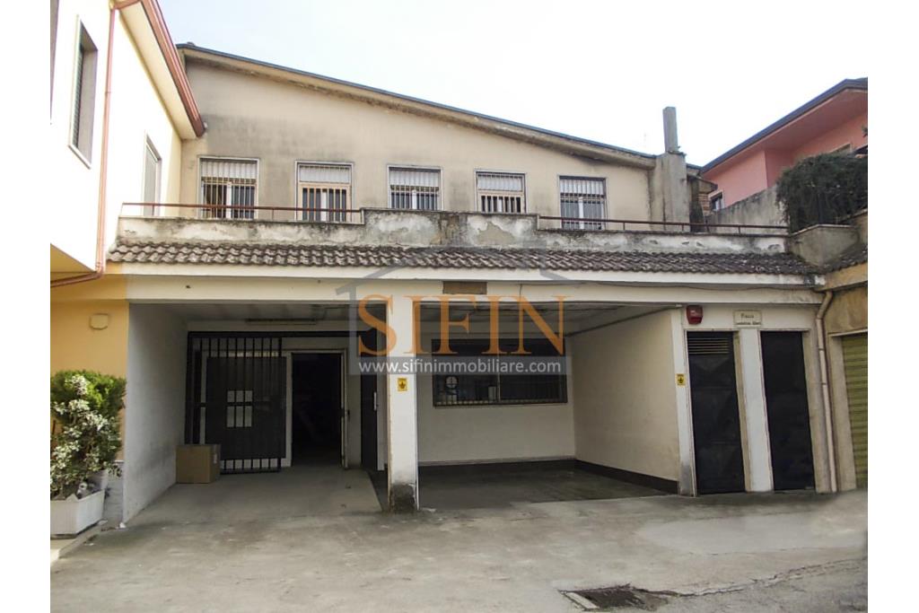 fabbricato 1.700 mq - Grottaminarda, via M. Buonarroti, in adiacenza della Banca Popolare di Bari e a soli 300 metri dal Corso Vittorio Veneto, proponiamo in vendita Palazzina commerciale da Ristrutturare di complessivi mq. 1.700,00 ca. disposta su tre livelli