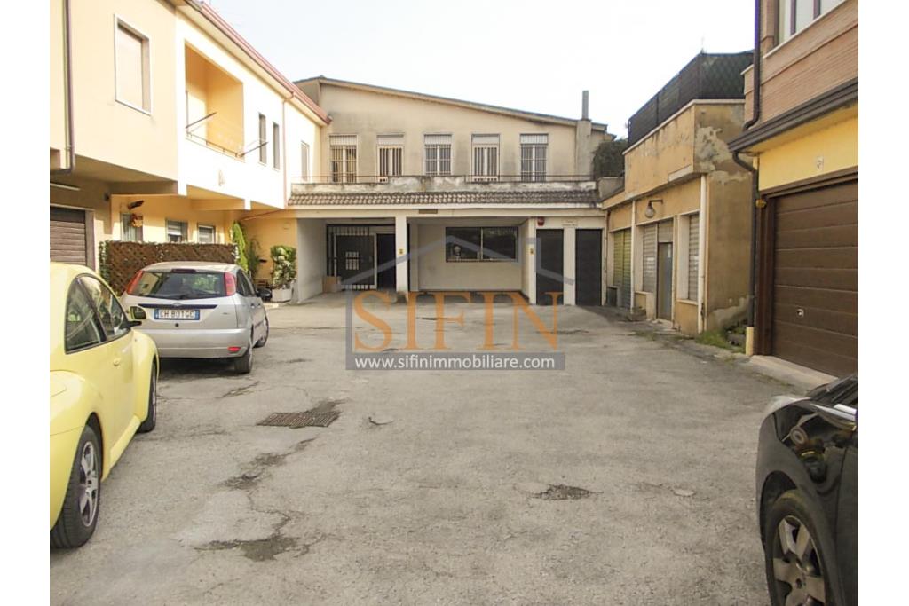 fabbricato 1.700 mq - Grottaminarda, via M. Buonarroti, in adiacenza della Banca Popolare di Bari e a soli 300 metri dal Corso Vittorio Veneto, proponiamo in vendita Palazzina commerciale da Ristrutturare di complessivi mq. 1.700,00 ca. disposta su tre livelli