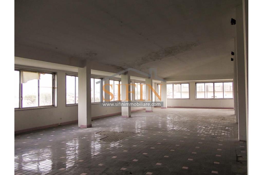 fabbricato 1.700 mq - Grottaminarda, via M. Buonarroti, in adiacenza della Banca Popolare di Bari e a soli 300 metri dal Corso Vittorio Veneto, proponiamo in vendita Palazzina commerciale da Ristrutturare di complessivi mq. 1.700,00 ca. disposta su tre livelli