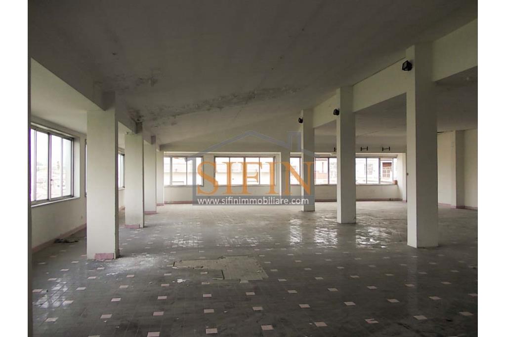fabbricato 1.700 mq - Grottaminarda, via M. Buonarroti, in adiacenza della Banca Popolare di Bari e a soli 300 metri dal Corso Vittorio Veneto, proponiamo in vendita Palazzina commerciale da Ristrutturare di complessivi mq. 1.700,00 ca. disposta su tre livelli