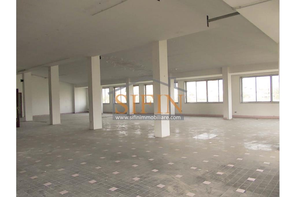 fabbricato 1.700 mq - Grottaminarda, via M. Buonarroti, in adiacenza della Banca Popolare di Bari e a soli 300 metri dal Corso Vittorio Veneto, proponiamo in vendita Palazzina commerciale da Ristrutturare di complessivi mq. 1.700,00 ca. disposta su tre livelli