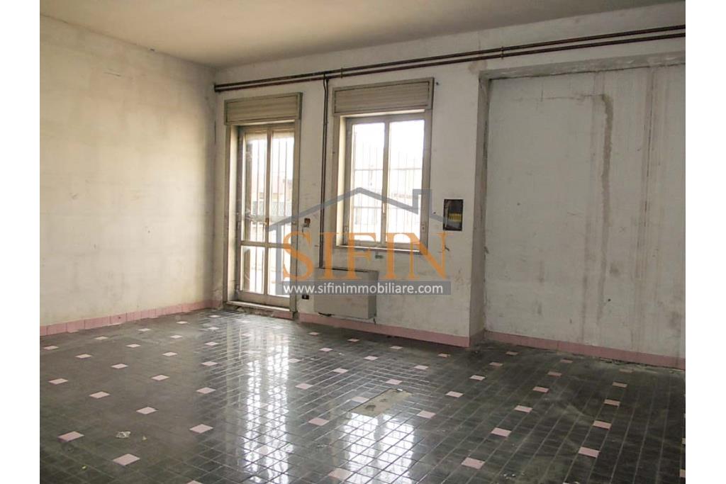 fabbricato 1.700 mq - Grottaminarda, via M. Buonarroti, in adiacenza della Banca Popolare di Bari e a soli 300 metri dal Corso Vittorio Veneto, proponiamo in vendita Palazzina commerciale da Ristrutturare di complessivi mq. 1.700,00 ca. disposta su tre livelli