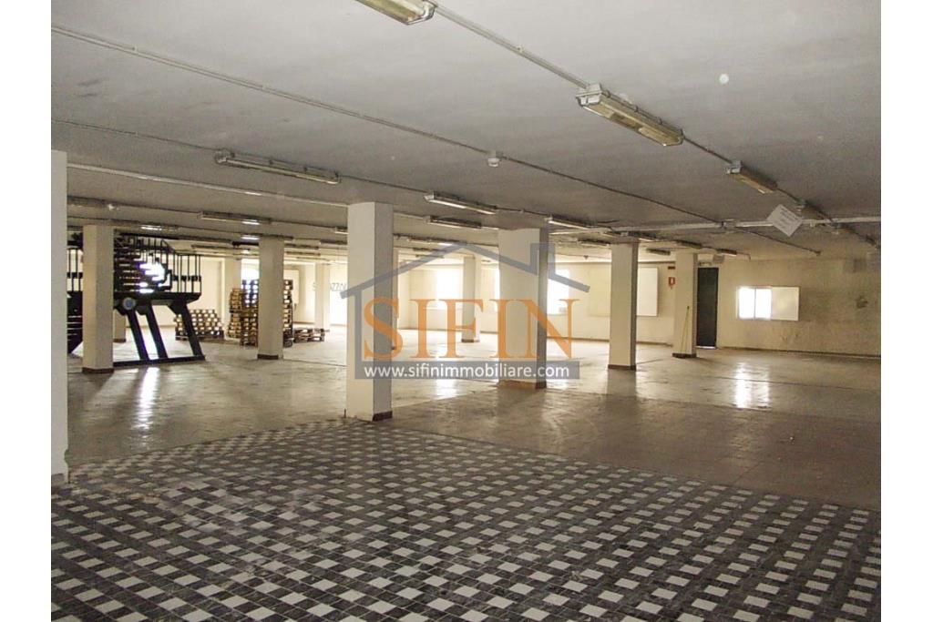 fabbricato 1.700 mq - Grottaminarda, via M. Buonarroti, in adiacenza della Banca Popolare di Bari e a soli 300 metri dal Corso Vittorio Veneto, proponiamo in vendita Palazzina commerciale da Ristrutturare di complessivi mq. 1.700,00 ca. disposta su tre livelli