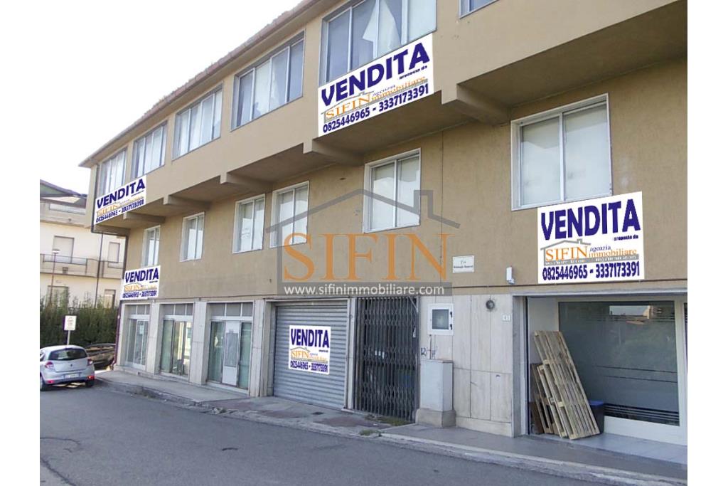 fabbricato 1.700 mq - Grottaminarda, via M. Buonarroti, in adiacenza della Banca Popolare di Bari e a soli 300 metri dal Corso Vittorio Veneto, proponiamo in vendita Palazzina commerciale da Ristrutturare di complessivi mq. 1.700,00 ca. disposta su tre livelli