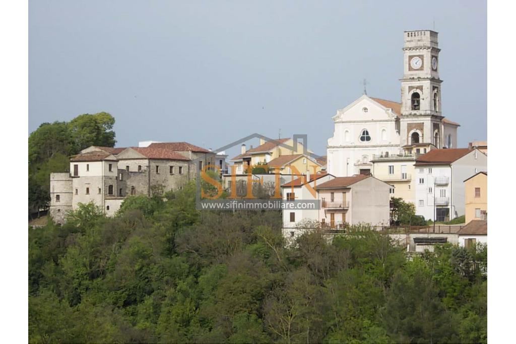 fabbricato 1.700 mq - Grottaminarda, via M. Buonarroti, in adiacenza della Banca Popolare di Bari e a soli 300 metri dal Corso Vittorio Veneto, proponiamo in vendita Palazzina commerciale da Ristrutturare di complessivi mq. 1.700,00 ca. disposta su tre livelli