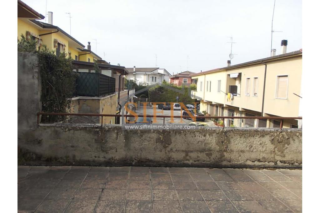 fabbricato 1.700 mq - Grottaminarda, via M. Buonarroti, in adiacenza della Banca Popolare di Bari e a soli 300 metri dal Corso Vittorio Veneto, proponiamo in vendita Palazzina commerciale da Ristrutturare di complessivi mq. 1.700,00 ca. disposta su tre livelli
