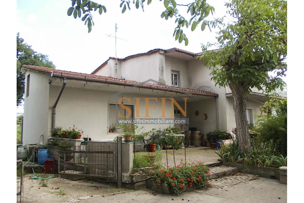 Casa con terreno - Grottaminarda (AV) proponiamo in vendita compendio immobiliare composto da: due fabbricati di cui il primo di mq. 200,00 ca. costruito negli anni '90 ed il secondo fabbricato di mq. 100,00 risalente al 1962.