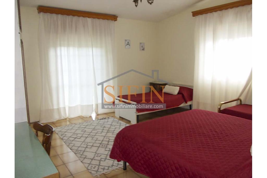 Casa con terreno - Grottaminarda (AV) proponiamo in vendita compendio immobiliare composto da: due fabbricati di cui il primo di mq. 200,00 ca. costruito negli anni '90 ed il secondo fabbricato di mq. 100,00 risalente al 1962.
