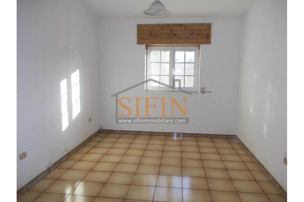 Casa con terreno - Grottaminarda (AV) proponiamo in vendita compendio immobiliare composto da: due fabbricati di cui il primo di mq. 200,00 ca. costruito negli anni '90 ed il secondo fabbricato di mq. 100,00 risalente al 1962.