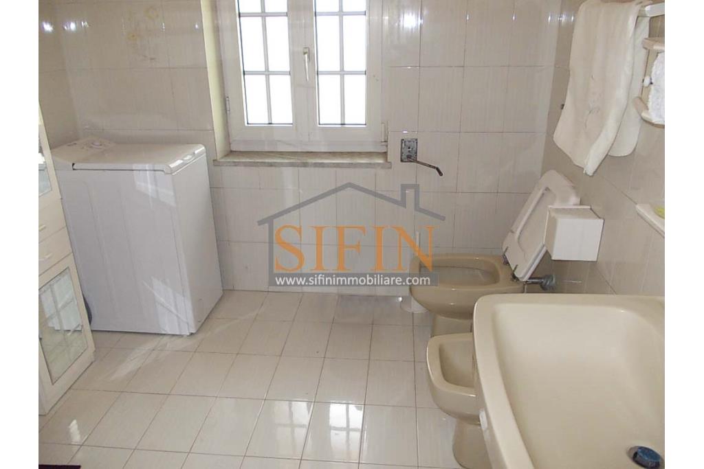 Casa con terreno - Grottaminarda (AV) proponiamo in vendita compendio immobiliare composto da: due fabbricati di cui il primo di mq. 200,00 ca. costruito negli anni '90 ed il secondo fabbricato di mq. 100,00 risalente al 1962.